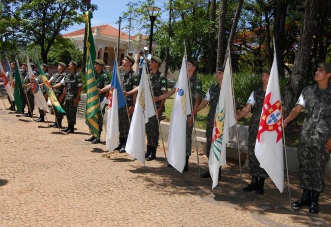 Cerimônia cívica marca o Dia da Bandeira