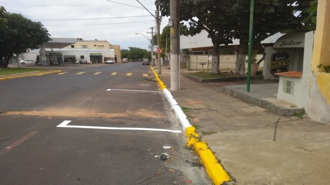 PREFEITURA RENOVA SINALIZAÇÃO DE TRÂNSITO DA AVENIDA AMÉRICO PEREIRA LIMA.
