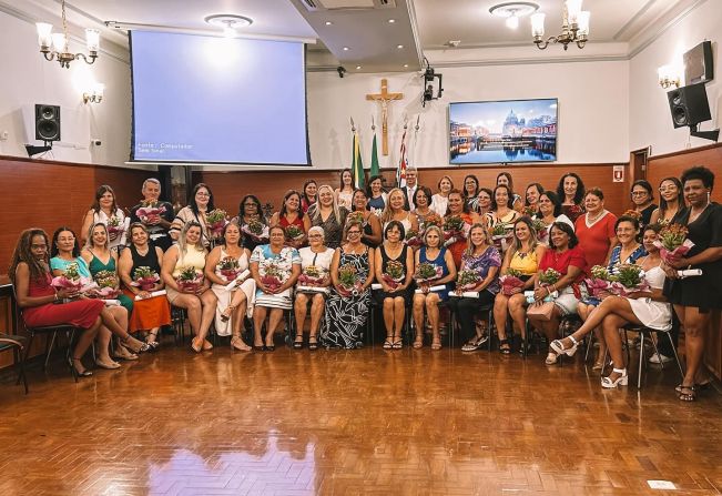 ACOMPANHE COMO FOI A SESSÃO SOLENE EM HOMENAGEM AOS MONITORES DOS CENTROS DE CONVIVÊNCIA DA TERCEIRA IDADE, ÀS COZINHEIRAS E SERVENTES ESCOLARES DO MUNICÍPIO DE MOCOCA