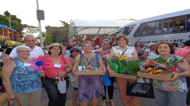 Idosos dos Centros Convivências visitam a Expoflora 2014 em Holambra