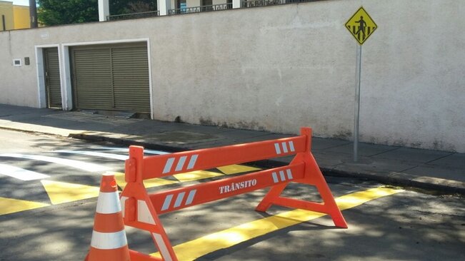 INFORMATIVO - Prefeitura instala lombada elevada na Rua João Anzaloni Filho, no bairro Santa Clara