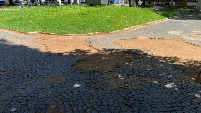 PREFEITURA DÁ INÍCIO AS OBRAS DE RECUPERAÇÃO DE PRAÇA, NO CENTRO.
