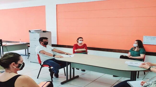 DEPARTAMENTO DE EDUCAÇÃO SE REÚNE COM A COORDENAÇÃO DE VIGILÂNCIA EPIDEMIOLÓGICA DE MOCOCA.