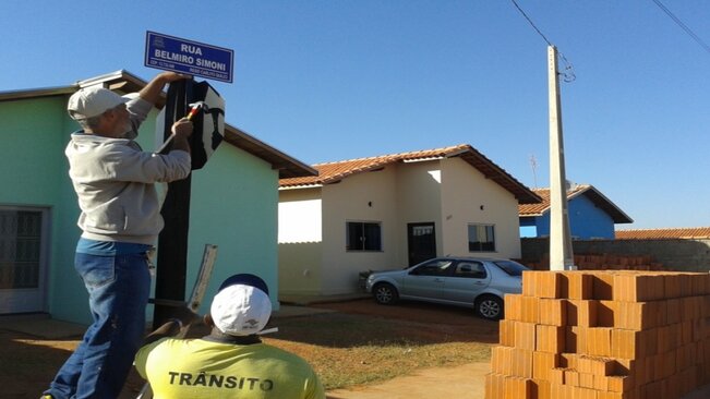 Departamento de Trânsito instala placas com nomes de ruas no bairro Carlito Quilice