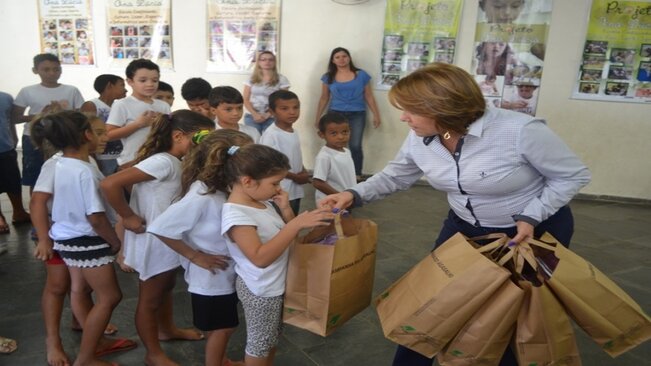 Fundo Municipal de Solidariedade faz entrega de kits arrecadados durante Campanha do Agasalho 2104