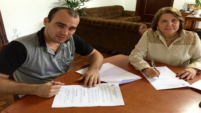 Prefeita assina contrato de concessão de terreno para empresa mocoquense