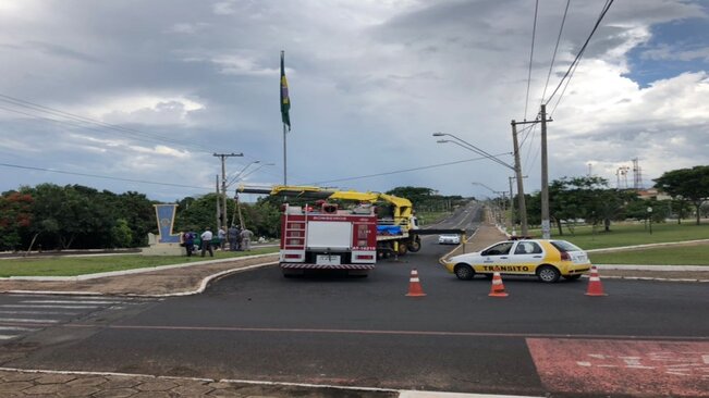 Prefeitura substitui bandeiras danificadas na Avenida Monsenhor Demóstenes Paraná Brasil Pontes e na entrada da cidade