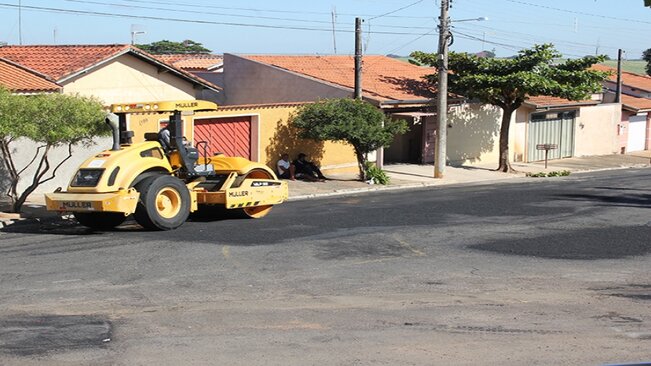 Prefeito acompanha de perto operação tapa-buracos no bairro COHAB II