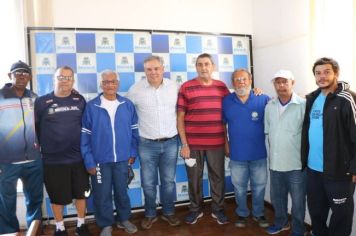 ATLETAS DA MELHOR IDADE VISITAM O GABINETE DO PREFEITO 