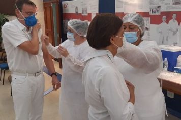 PROFISSIONAIS DA SAÚDE RECEBEM DOSE ADICIONAL DA VACINA CONTRA A COVID-19 EM MOCOCA