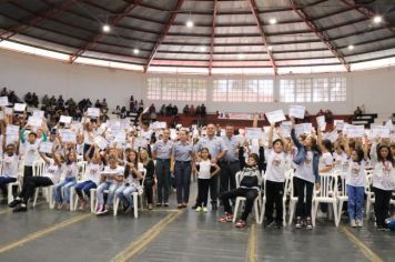 PREFEITO E DIRETOR DE EDUCAÇÃO PARTICIPAM DE FORMATURA DO PROERD