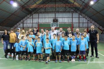 PREFEITURA REVITALIZA E ENTREGA POLIESPORTIVO À POPULAÇÃO DE SÃO BENEDITO 