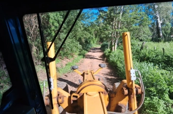  PREFEITURA REALIZA MANUTENÇÃO EM ESTRADAS VICINAIS E RURAIS