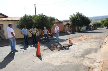PREFEITURA MUNICIPAL DE MOCOCA INICIA MANUTENÇÃO EM RUA SOLICITADA HÁ ANOS POR MORADORES 