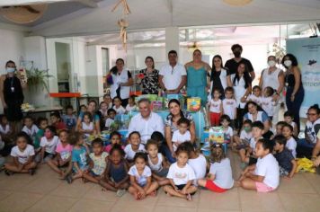 PREFEITURA E RENOVIAS ENTREGAM “BAÚ DE HISTÓRIAS” Em ESCOLAS MUNICIPAIS