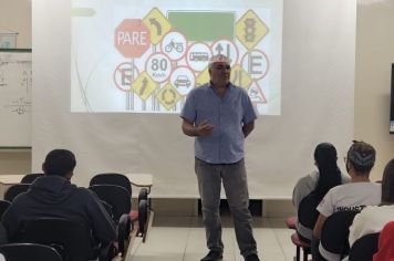 PREFEITURA REALIZA PALESTRA EM ESCOLA TÉCNICA SOBRE CONSCIENTIZAÇÃO NO TRÂNSITO