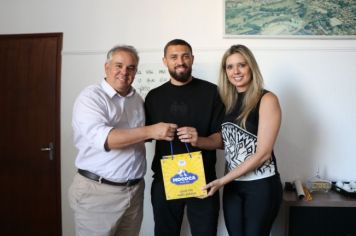 JOGADOR LÉO DUARTE VISITA PREFEITO EDUARDO BARISON