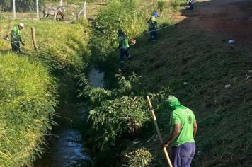 MÃOS A OBRA: PREFEITURA MUNICIPAL REALIZA LIMPEZA EM BAIRROS DA CIDADE