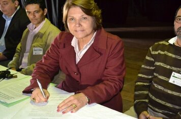 Maria Edna assina termos de adesão aos compromissos do milênio e do programa “Prefeito Amigo da Criança”
