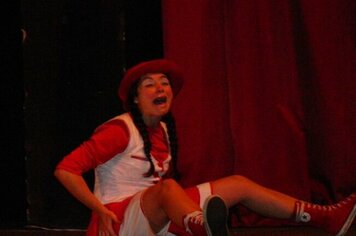 Crianças lotam o Teatro Municipal para a peça infantil “Chapeuzinho Vermelho”