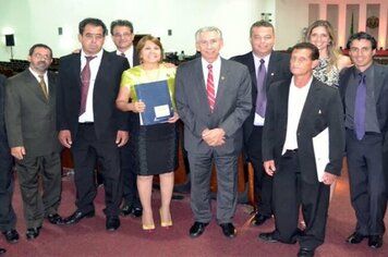Prefeita assina convênios para casas populares e construção de creche