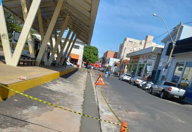 DEPARTAMENTO DE OBRAS CONSTRÓI NOVA CANALETA EM RUA PRÓXIMO AO TERMINAL URBANO