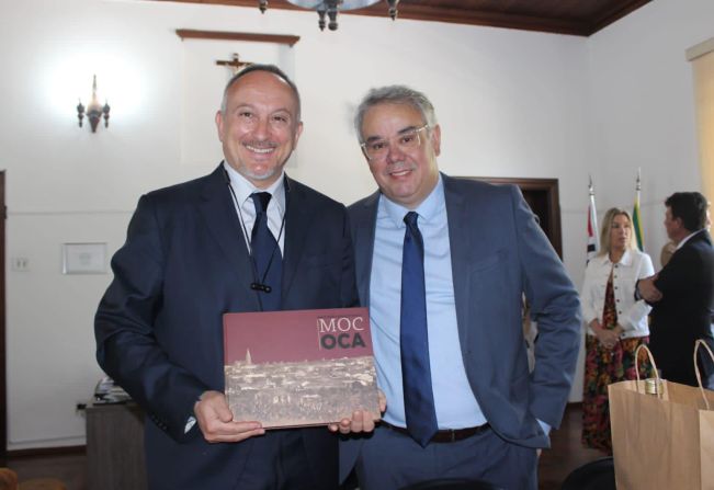 CÔNSUL GERAL DA ITÁLIA NO BRASIL ASSINA CONVÊNIO COM PREFEITO EDUARDO BARISON PARA INTRODUÇÃO DE AULAS DO IDIOMA ITALIANO NAS ESCOLAS MUNICIPAIS