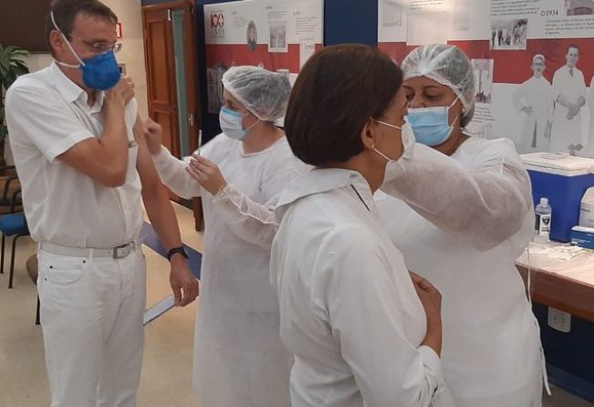 PROFISSIONAIS DA SAÚDE RECEBEM DOSE ADICIONAL DA VACINA CONTRA A COVID-19 EM MOCOCA