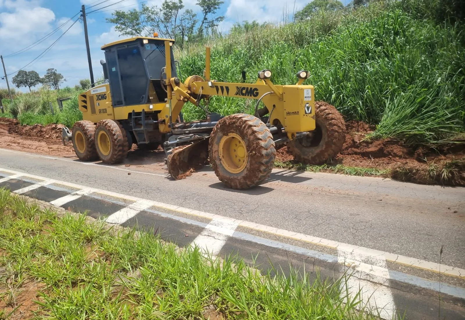 PREFEITURA REALIZA MANUTENÇÃO NA VICINAL MOCOCA – SÃO JOSÉ 