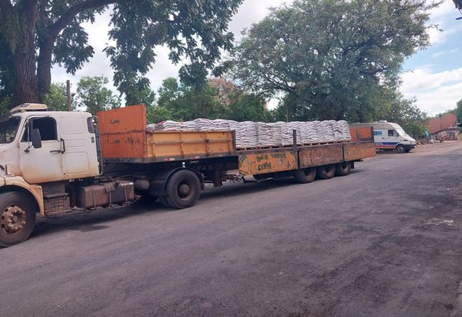 MAIS MASSA ASFÁLTICA FRIA CHEGANDO EM MOCOCA PARA A OPERAÇÃO TAPA BURACOS