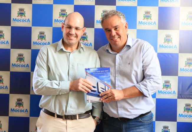 PREFEITO RECEBE LIVRO DA LOJA CEM QUE COMPLETA 70 ANOS