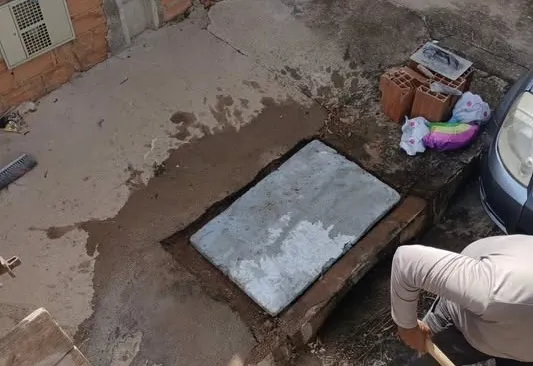 EQUIPE DE SERVIÇOS PÚBLICOS REALIZA MANUTENÇÃO NOS BUEIROS DA CIDADE