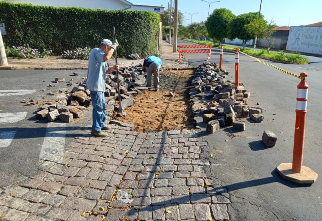 PREFEITURA REALIZA MANUTENÇÃO E CONSTRUÇÃO DE SARJETÕES