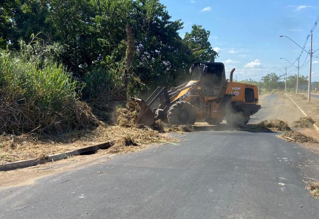 PREFEITURA REALIZA LIMPEZA DE RUAS DO VALE VERDE 