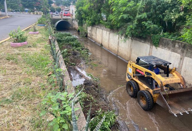 PREFEITURA REALIZA LIMPEZA INTERNA NO CÓRREGO DO GRANITO