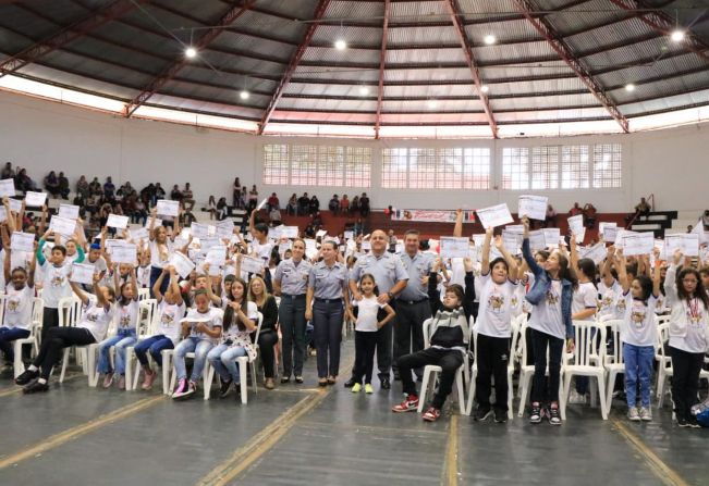 PREFEITO E DIRETOR DE EDUCAÇÃO PARTICIPAM DE FORMATURA DO PROERD