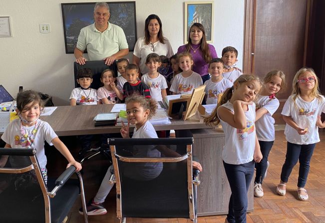 ALUNOS DA REDE PÚBLICA DE ENSINO DE MOCOCA VISITAM PREFEITO NESTA MANHÃ 