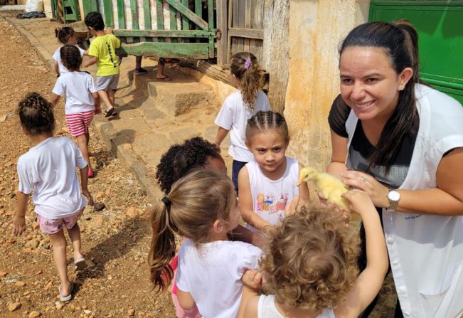 ALUNOS DA EMEB PROFº JOSÉ MANUEL LUCHESI VISITAM SÍTIO PARA ESTUDAR OS ANIMAIS 
