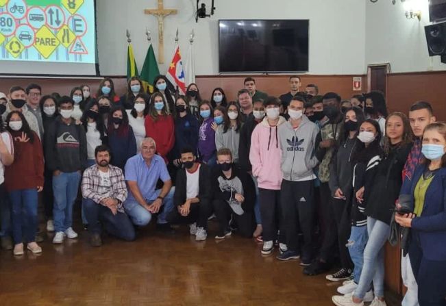 DEPARTAMENTO DE TRÂNSITO PROMOVE PALESTRAS PARA CONSCIENTIZAÇÃO DE JOVENS