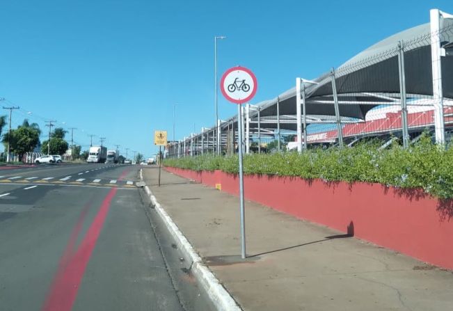 PREFEITURA IMPLANTA CICLOVIA DE 7 KM EM UMA DAS PRICINPAIS AVENIDAS DA CIDADE