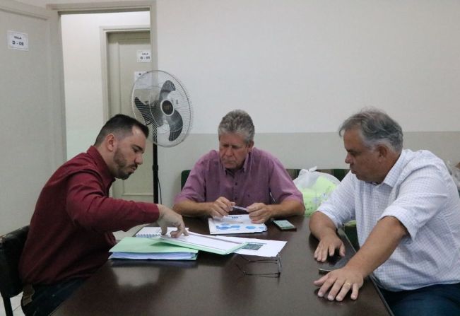 PREFEITO REIVINDICA OBRAS AO DIRETOR DO DER