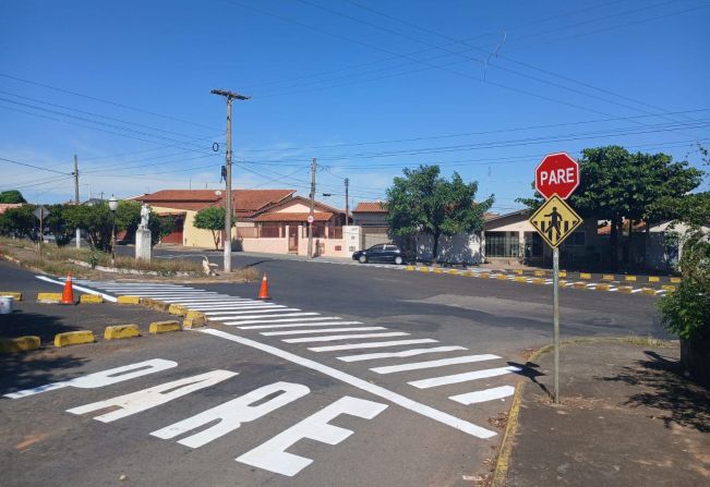 SINALIZAÇÃO REFORÇADA PRÓXIMO A ESCOLA CAIC NO BAIRRO COHAB 2 