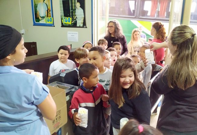 ALUNOS DO ENSINO FUNDAMENTAL VÃO AO CINEMA DE MOCOCA