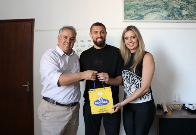 JOGADOR LÉO DUARTE VISITA PREFEITO EDUARDO BARISON