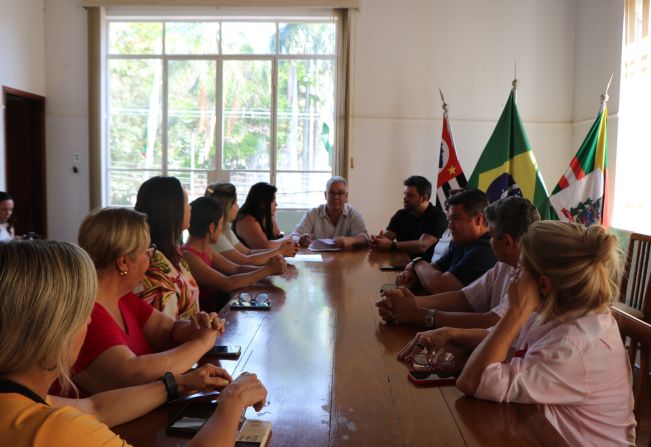 PREFEITO DE MOCOCA, EDUARDO BARISON, ASSINA CONVÊNIO PARA ELIMINAR FILA DE CIRURGIAS DE CATARATA NO CONDERG